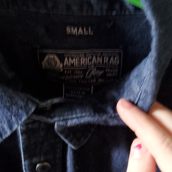 American Rag Mens  jean snap button down shirt with button cuffs. - Picture 3 of 4